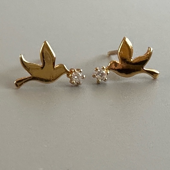 14k Gold Vermeil Tiny Bird Studs - Picture 13 of 15